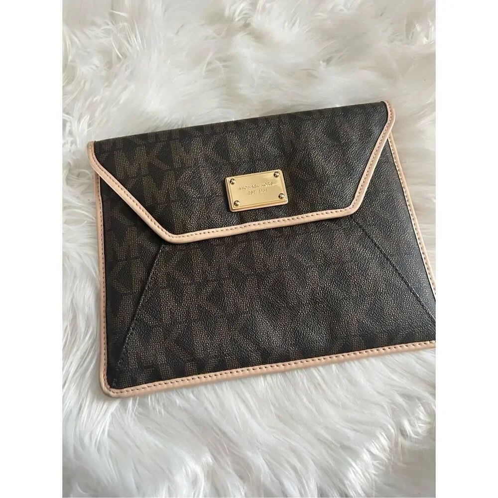 Michael Kors Envelope Clutch iPad cover or reading kindle Modern And stylish